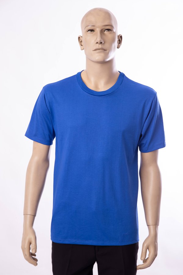 Camiseta básica azul royal.