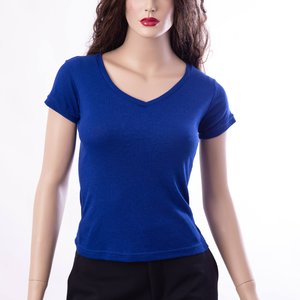 Camiseta baby look feminina decote V